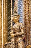 Une statue de yaksa sur la garde du temple au temple du bouddha d'émeraude, bangkok, thaïlande photo