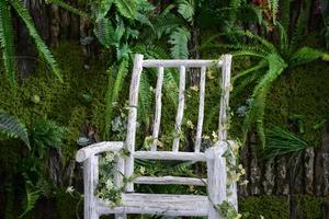 chaise de jardin en bois dans le jardin photo