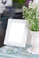 cadre vide sur la table et vase à fleurs photo