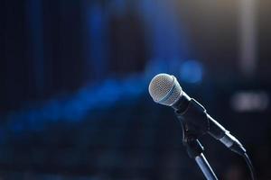 gros plan du microphone dans la salle de concert ou la salle de conférence photo