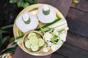 ensemble de soins corporels traditionnels thaïlandais et boules d'herbes 1 photo