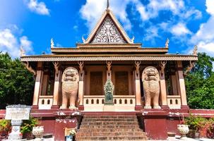 wat phnom est un temple bouddhiste situé à phnom penh, au cambodge. c'est la plus haute structure religieuse de la ville. photo