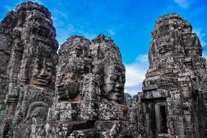 prasat bayon aux visages de pierre souriants est le temple central du complexe d'angkor thom, siem reap, cambodge. ancienne architecture khmère et célèbre monument cambodgien, patrimoine mondial. photo