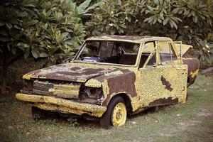 voiture cassée vintage jaune photo