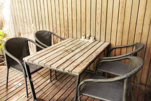 table en bois avec fond de mur en bois photo