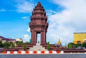 le monument de l'indépendance au style architectural khmer, à phnom penh, capitale du cambodge photo