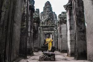 prasat bayon aux visages de pierre souriants est le temple central du complexe d'angkor thom, siem reap, cambodge. ancienne architecture khmère et célèbre monument cambodgien, patrimoine mondial. photo