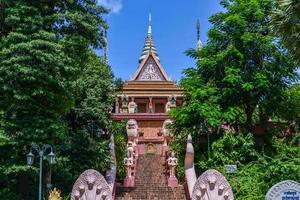 wat phnom est un temple bouddhiste situé à phnom penh, au cambodge. c'est la plus haute structure religieuse de la ville. photo