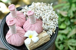 les boules aux herbes traditionnelles thaïlandaises photo