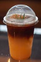 verre d'americano mélangé avec du jus d'orange photo