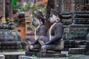 banteay srei est construit en grande partie de grès rouge et est un temple cambodgien du 10ème siècle dédié au dieu hindou shiva, siem reap, cambodge photo