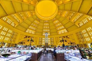 phnom penh, cambodge - août 02.l'intérieur du marché central, phsar thmei, à phnom penh, cambodge le 02 août 2017. le marché central est le plus grand marché du cambodge. photo