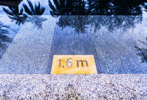 panneau indiquant la profondeur de la piscine au bord de la piscine photo