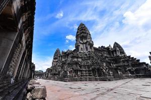 angkor wat est un complexe de temples au cambodge et le plus grand monument religieux du monde photo