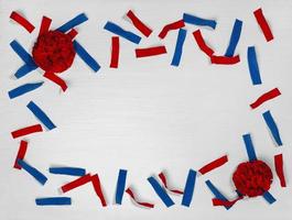 fond festif avec des confettis aux couleurs du drapeau usa, france, russie. fête de l'indépendance, fête patriotique nationale photo