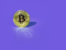 pièce d'or bitcoin. monnaie virtuelle crypto-monnaie btc. technologie blockchain, concept d'exploitation minière bitcoin. notion de marché boursier photo