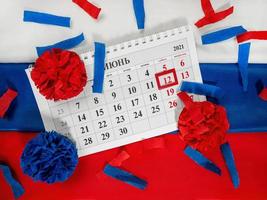 l'inscription sur le calendrier est le mois de juin.le 12 juin est le jour de la russie, fête nationale. drapeau de la russie photo