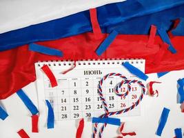 l'inscription sur le calendrier est le mois de juin.le 12 juin est le jour de la russie, fête nationale. drapeau de la russie photo