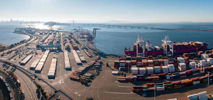 la vue aérienne du port extérieur d'oakland. camions chargés se déplaçant par des grues à conteneurs. photo