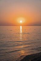 vue panoramique sur le paysage marin avec le soleil qui brille dans le ciel clair au coucher du soleil photo