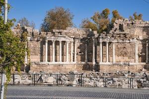 ruines de l'ancienne fontaine nymphée à côté en turquie pendant la journée ensoleillée photo