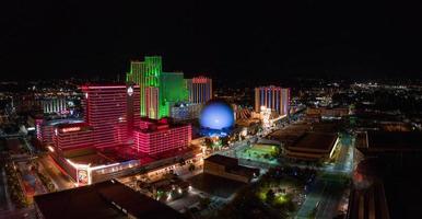 vue aérienne de l'horizon de reno nevada usa la nuit. photo