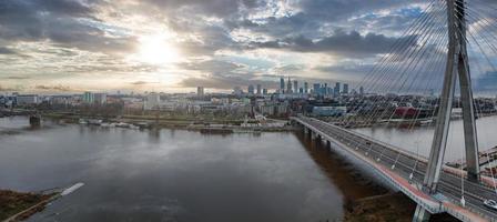 panorama aérien de varsovie, pologne avec pont swietokrzyski photo