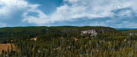 vue panoramique aérienne du parc national de yellowstone. photo