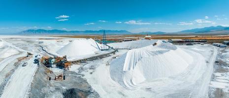 salt lake city, paysage de l'utah avec une usine d'extraction de sel du désert photo