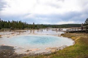 touristes explorant le printemps de silex dans le parc national de Yellowstone pendant les vacances photo