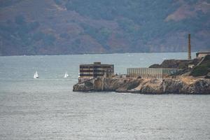 vue lointaine de vieux bâtiments sur l'île d'alcatraz au milieu de la baie de san francisco photo