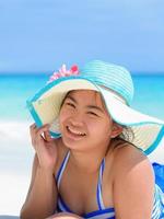 fille heureuse sur la plage en thaïlande photo