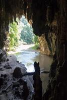 entrée de la grotte de tham lod avec stalactite et stalagmite photo