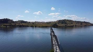 le pont bethanga ou bellbridge est un pont routier en treillis d'acier qui porte l'autoroute riverina à travers le lac hume, un lac artificiel sur la rivière murray en australie. photo