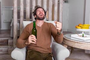 allez, équipe, allez le vrai fan ne rate jamais un match. concept de sport, de bonheur et de personnes - homme souriant regardant des sports à la télévision et soutenant l'équipe à la maison. allez, équipe, allez photo