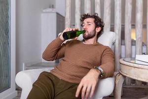 triste fan de sport assis dans un canapé et regardant un match à la télévision avec son équipe perdant le match. homme regardant un match de football ou de football à la télévision à la maison et buvant de la bière photo