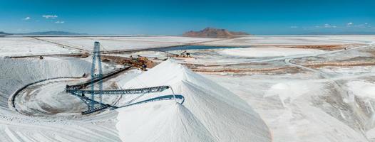 salt lake city, paysage de l'utah avec une usine d'extraction de sel du désert photo