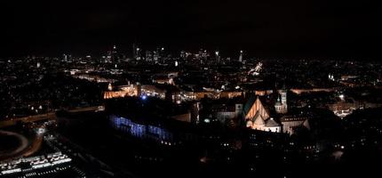 nuit de noël aérienne de la vieille ville de varsovie. photo