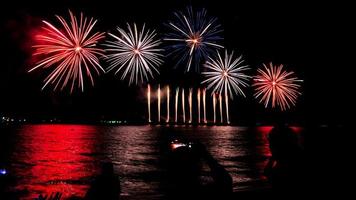 feux d'artifice sur la mer la nuit photo