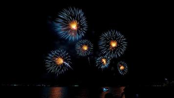 feux d'artifice sur la mer la nuit photo