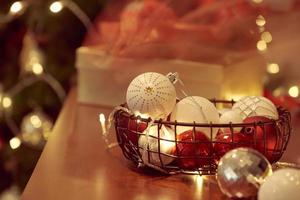 décorations de noël et objets en rouge et or pour la conception de modèles de maquette.vue d'en haut photo