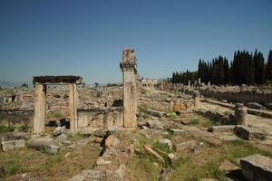 rue principale de la ville antique de hierapolis à pamukkale, denizli, turkiye photo