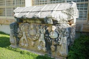 sarcophage dans la ville antique d'aphrodisias à aydin, turkiye photo