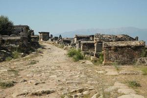 Tombes de la ville antique de hierapolis, pamukkale, denizli, turkiye photo