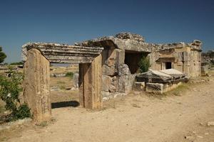 Tombes de la ville antique de hierapolis, pamukkale, denizli, turkiye photo