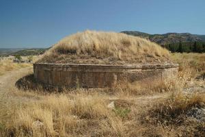 tumulus de la ville antique de hierapolis, pamukkale, denizli, turkiye photo