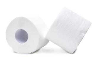 deux rouleaux de papier de soie blanc ou de serviette à utiliser dans les toilettes ou les toilettes isolés sur fond blanc avec un tracé de détourage photo