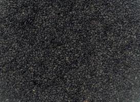 graines de sésame noires ou foncées ou tuiles utilisées pour la texture de fond des plantes, graines de plantes nutritives à extraire dans l'huile de cuisson photo