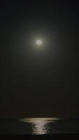 pleine lune sur la mer avec éclairage dans l'eau photo