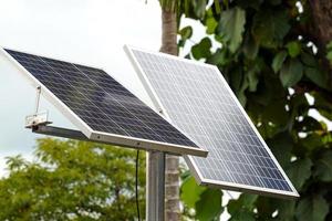 la cellule solaire génère de l'électricité à partir de l'énergie solaire, concept, source d'électricité, énergie propre, énergie solaire, énergie renouvelable. mise au point douce et sélective. photo